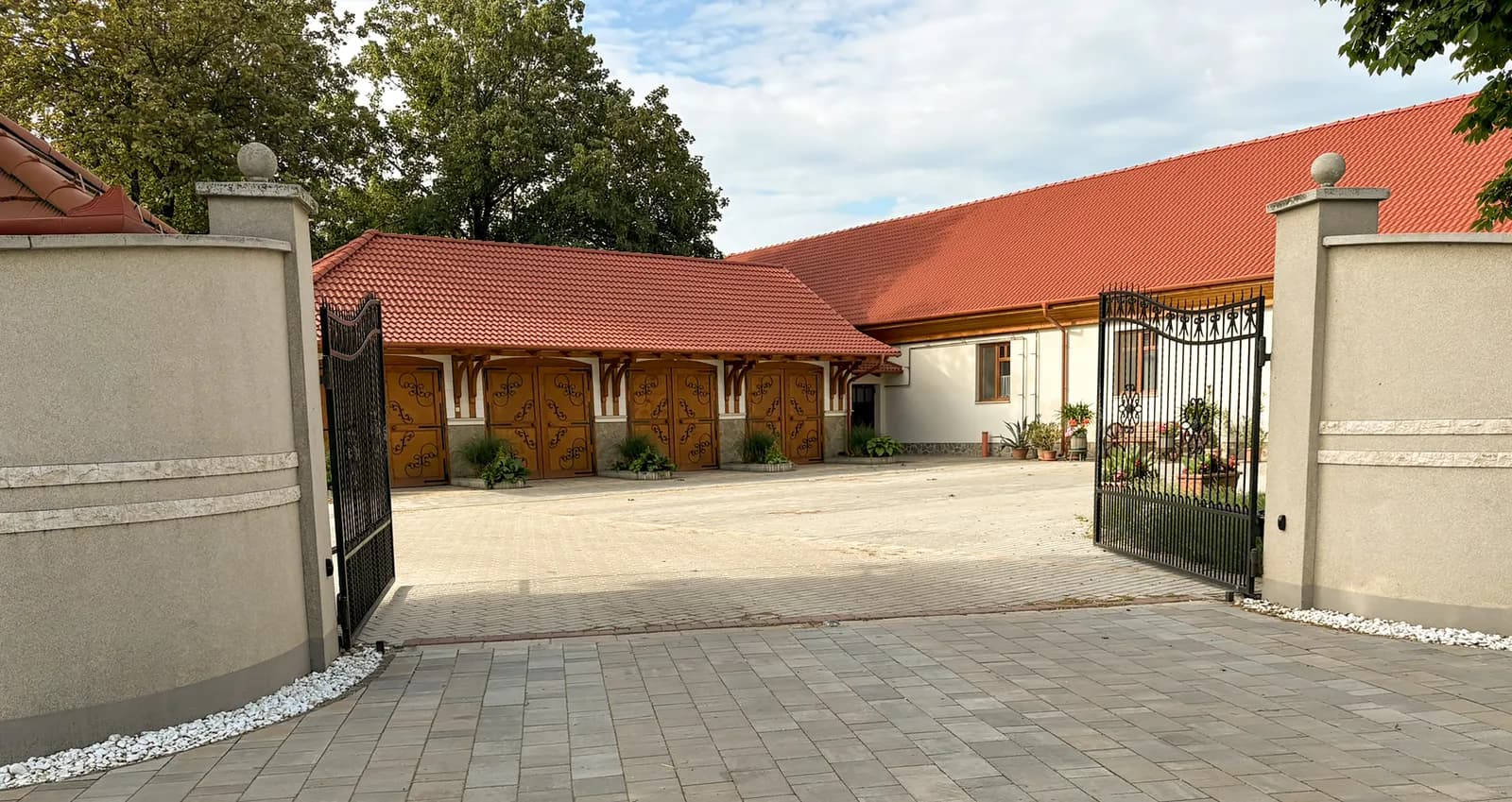 A Szép Borbála Kúria bejárata és udvara